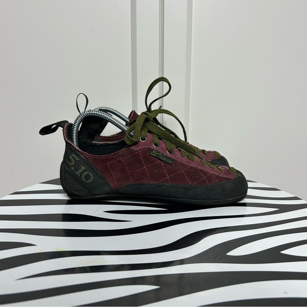 Five ten stealth c4 burgundy green climbing shoes